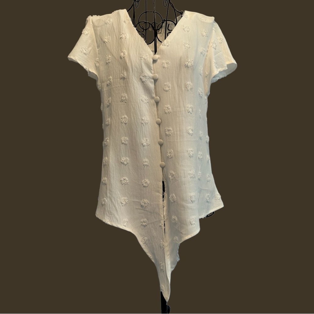 NWT Blooming Jelly size small tie shirt. 3-d circles off White w covered buttons